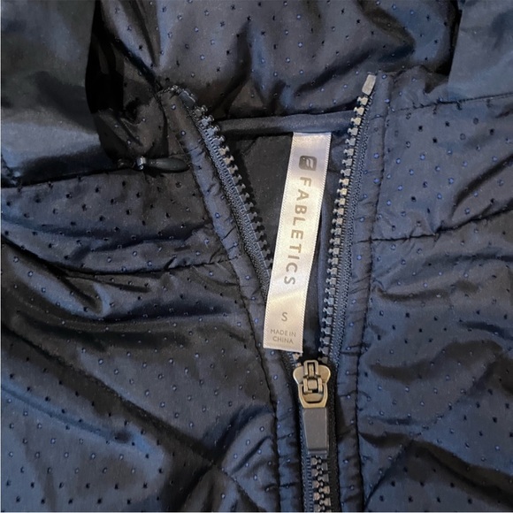 Fabletics Sedona Puffer Jacket size small hooded zip up coat light navy blue S - Picture 6 of 8
